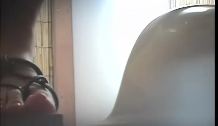 海の家トイレ盗撮7 – 覗き穴から覗く無料覗き見映像、ビーチハウスのトイレ盗撮 のスクリーンショット 2