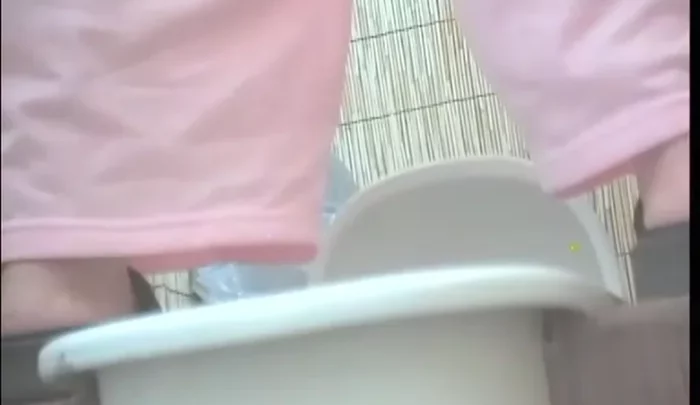 海の家トイレ盗撮7 – 覗き穴から覗く無料覗き見映像、ビーチハウスのトイレ盗撮 のスクリーンショット 3