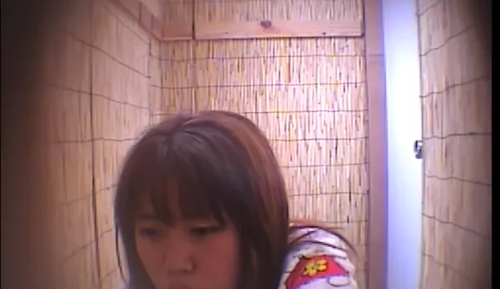 海の家トイレ盗撮9 – 覗き穴からの無料覗き見、日本のビーチハウストイレ盗撮 のスクリーンショット 2