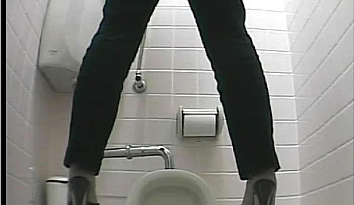 女子中学生トイレ盗撮 覗き穴からの衝撃映像 隠しカメラで捉えた無防備な瞬間 のスクリーンショット 2