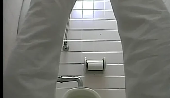 女子中学生トイレ盗撮 覗き穴からの衝撃映像 隠しカメラで捉えた無防備な瞬間 のスクリーンショット 4