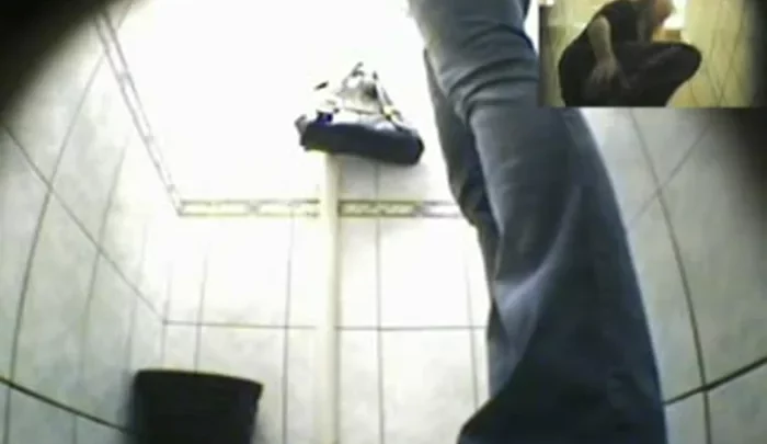 ロシア大学トイレ盗撮 – 女子学生の放尿隠し撮り映像 のスクリーンショット 2