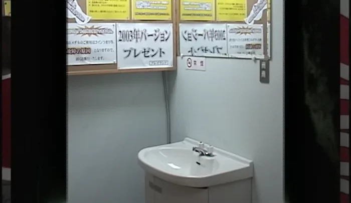 覗き穴ゲームトイレ5 – 医学部トイレ盗撮、隠しカメラで捉えた女子学生たちの無防備な姿 のスクリーンショット 1