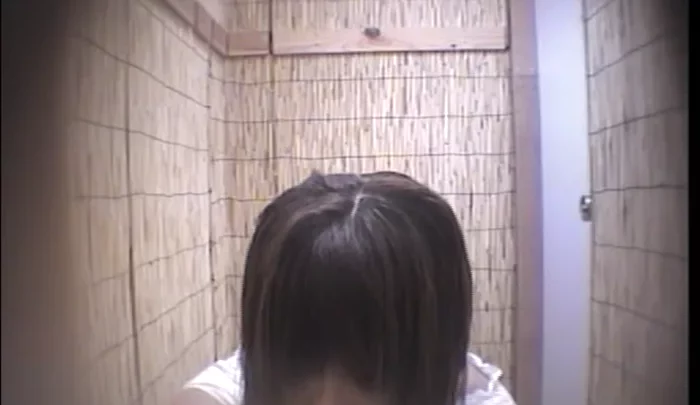 海の家のトイレを盗撮！覗き穴から見える素人娘たちの無防備な姿を完全収録 のスクリーンショット 4