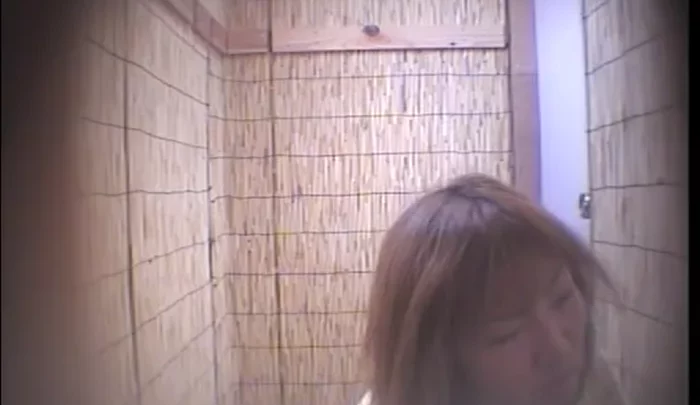 海の家トイレ盗撮34 – 無料覗き穴映像、日本のビーチハウストイレでの隠し撮り のスクリーンショット 1