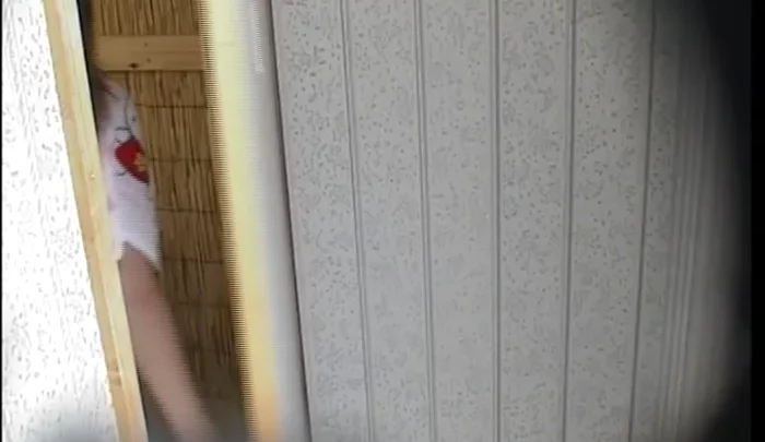海の家トイレ盗撮36 – 覗き穴から覗く無修正トイレ盗撮映像 のスクリーンショット 1