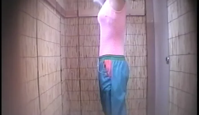 海の家トイレ盗撮36 – 覗き穴から覗く無修正トイレ盗撮映像 のスクリーンショット 4