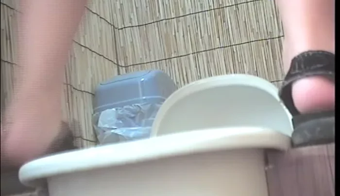 海の家のトイレに仕掛けた覗き穴から、無防備な女性たちの用を足す姿を隠し撮り。夏の海辺で繰り広げられる羞恥のトイレ盗撮。 のスクリーンショット 1