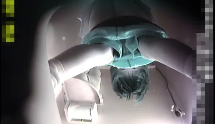 VIP風呂屋覗き見03 和式トイレ盗撮 無修正 – 隠しカメラで捉えた日本人女性の用足し のスクリーンショット 1