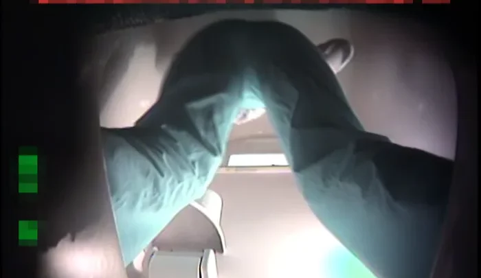VIP風呂屋覗き見03 和式トイレ盗撮 無修正 – 隠しカメラで捉えた日本人女性の用足し のスクリーンショット 2