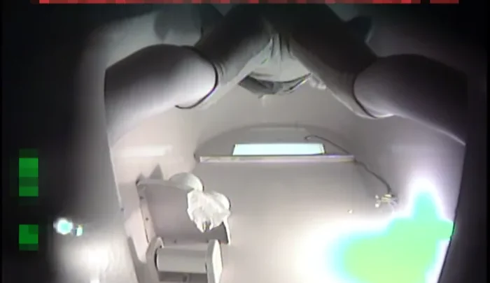 VIP風呂屋覗き見03 和式トイレ盗撮 無修正 – 隠しカメラで捉えた日本人女性の用足し のスクリーンショット 3