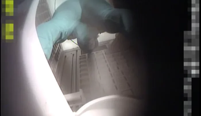 VIP個室盗撮04 – 和風トイレで無防備に用を足す素人娘たちの隠し撮り映像 のスクリーンショット 1