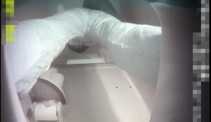 VIP個室盗撮04 – 和風トイレで無防備に用を足す素人娘たちの隠し撮り映像 のスクリーンショット 2