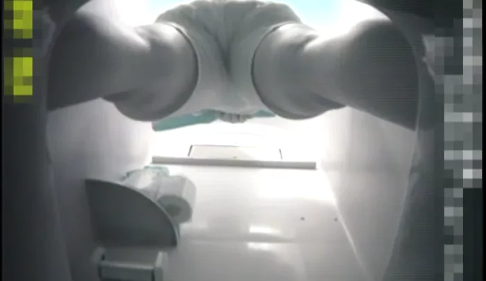 VIP個室盗撮04 – 和風トイレで無防備に用を足す素人娘たちの隠し撮り映像 のスクリーンショット 3