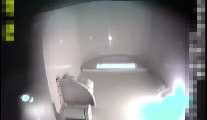 VIP個室風呂 覗き見05 和式トイレ盗撮 無修正 – 隠しカメラで捉えた日本人女性の用足し のスクリーンショット 1