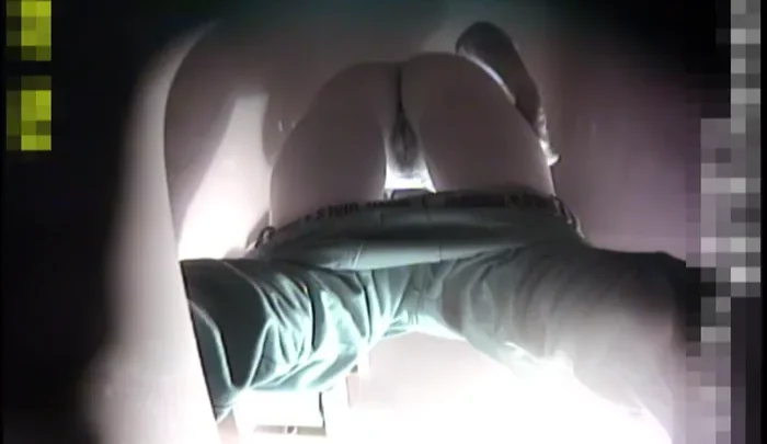 VIP個室風呂 覗き見05 和式トイレ盗撮 無修正 – 隠しカメラで捉えた日本人女性の用足し のスクリーンショット 2