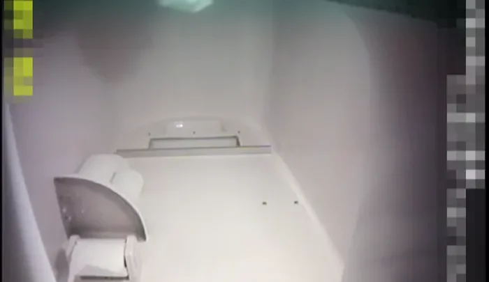 VIP便所盗撮06 – 日本のトイレ盗撮無修正、隠しカメラで覗かれる羞恥の排泄現場 のスクリーンショット 2