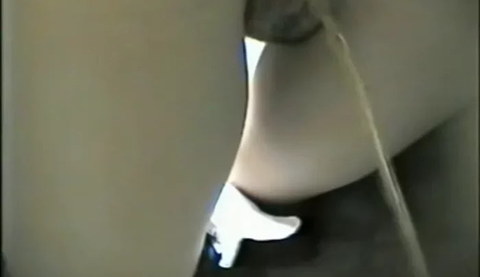 ロシア大学トイレ盗撮 6 – 女子学生が個室で放尿する隠しカメラ映像 のスクリーンショット 3