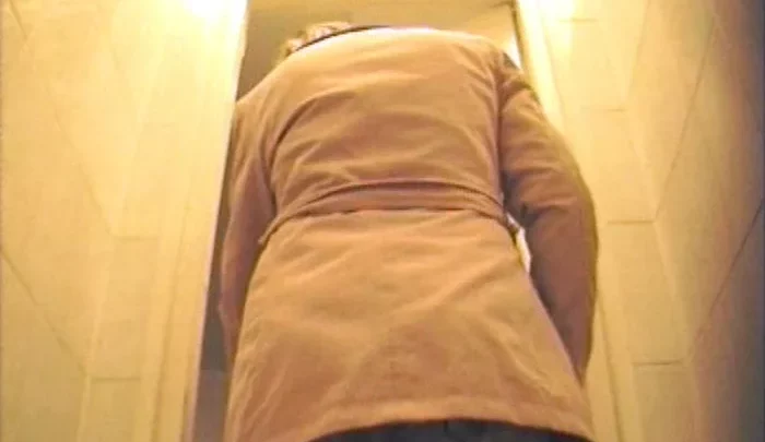 ロシアの大学トイレ盗撮 女子学生が個室で放尿する隠しカメラ映像 のスクリーンショット 3