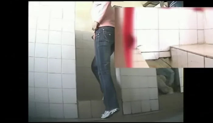 中国女子大生トイレ盗撮 第2弾 覗き穴から盗撮した女子大生のトイレ映像 のスクリーンショット 1