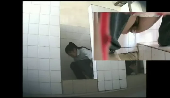 中国女子大生トイレ盗撮 第2弾 覗き穴から盗撮した女子大生のトイレ映像 のスクリーンショット 3