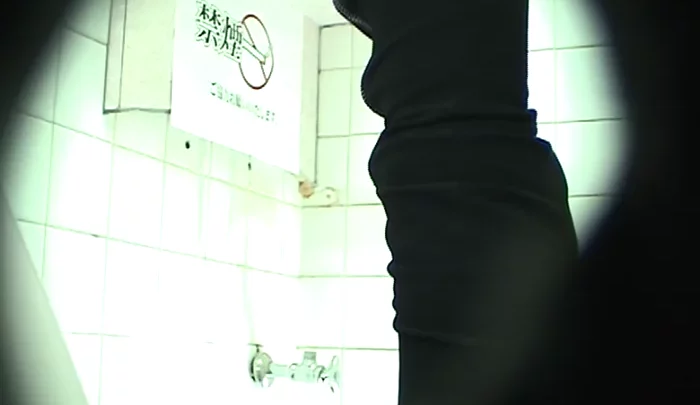 医科大学トイレ盗撮シリーズ第15弾！隠しカメラで捉えた女子学生たちの無防備なトイレタイム のスクリーンショット 3