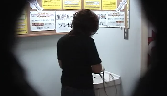 医科大学トイレ盗撮36 – 女子トイレの覗き穴から撮影した隠しカメラ映像 のスクリーンショット 2