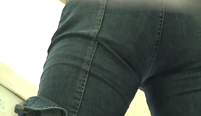 医科大学トイレ盗撮36 – 女子トイレの覗き穴から撮影した隠しカメラ映像 のスクリーンショット 4