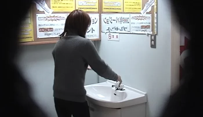 医科大学トイレ盗撮38 – 女子トイレの覗き穴から盗撮した隠しカメラ映像 のスクリーンショット 2