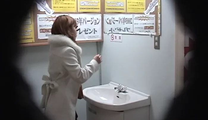 医科大学トイレ盗撮 – 女子学生の用足しを覗き見る隠しカメラ映像 のスクリーンショット 2
