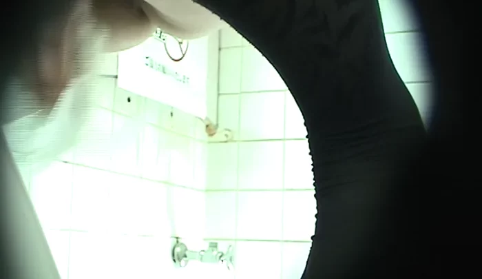 医科大学トイレ盗撮、隠しカメラで覗き見る女子学生の用足し映像 のスクリーンショット 3