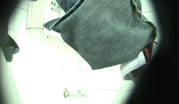 医科大学トイレ盗撮！女子学生が用を足す瞬間を覗き穴から隠しカメラで捉えた衝撃の映像 のスクリーンショット 4