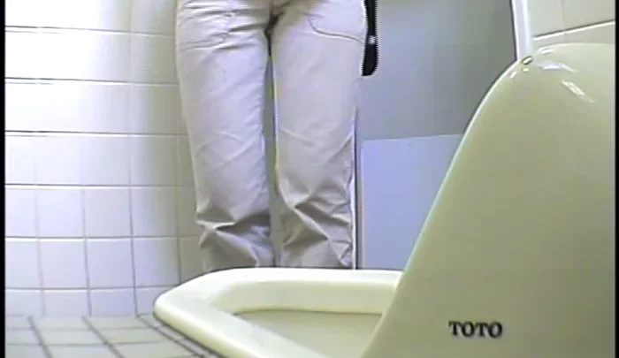 和式トイレ盗撮10 隠しカメラで捉えた素人女子のトイレ盗撮映像 のスクリーンショット 1