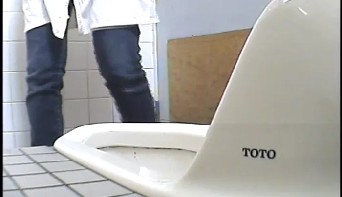和式トイレ盗撮10 隠しカメラで捉えた素人女子のトイレ盗撮映像 のスクリーンショット 2