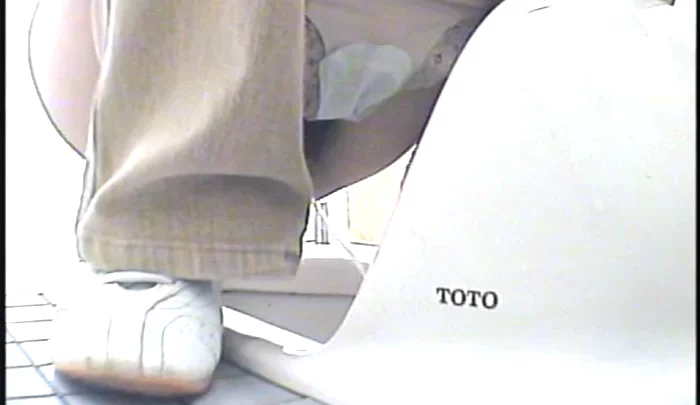和式トイレ盗撮11 隠しカメラで捉えたトイレでの無防備な女性たちの姿 のスクリーンショット 1