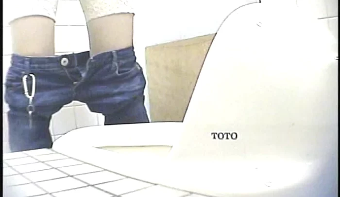 和式トイレ盗撮11 隠しカメラで捉えたトイレでの無防備な女性たちの姿 のスクリーンショット 3