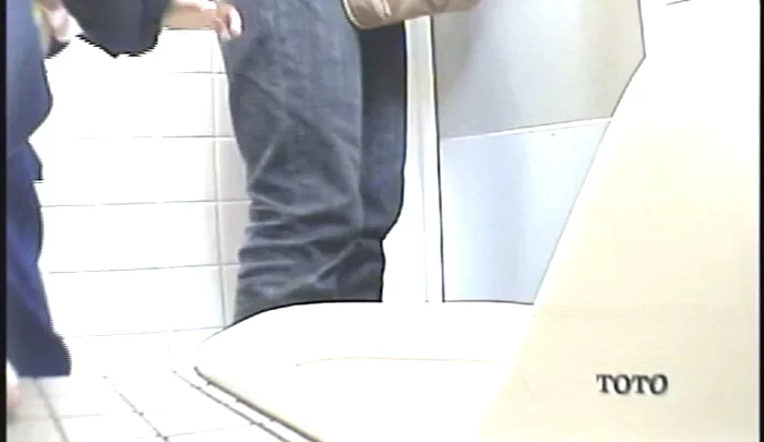 和式トイレ盗撮12 隠しカメラで捉えたトイレでの無防備な女性たちの姿 のスクリーンショット 1
