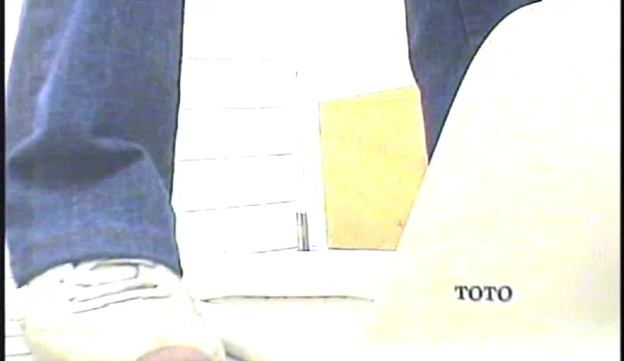 和式トイレ盗撮12 隠しカメラで捉えたトイレでの無防備な女性たちの姿 のスクリーンショット 3