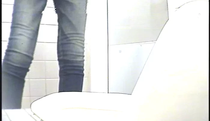 和式トイレ盗撮12 隠しカメラで捉えたトイレでの無防備な女性たちの姿 のスクリーンショット 4