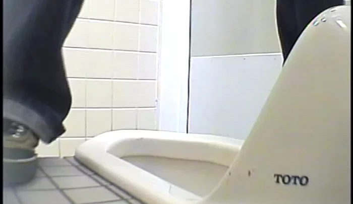 和式トイレでの盗撮映像。隠しカメラで捉えた素人女性のトイレ行為。 のスクリーンショット 3