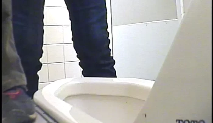 和式トイレでの盗撮映像。隠しカメラで捉えた素人女性のトイレ行為。 のスクリーンショット 4
