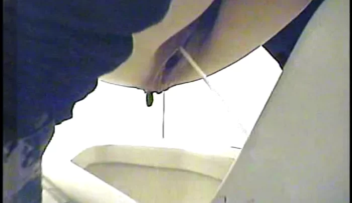 和式トイレ盗撮15 隠しカメラで捉えた素人女性のトイレ盗撮映像 のスクリーンショット 1
