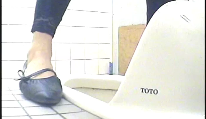 和式トイレ盗撮15 隠しカメラで捉えた素人女性のトイレ盗撮映像 のスクリーンショット 3