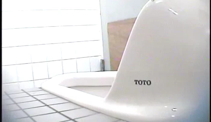 和式トイレ盗撮 16 – 隠しカメラで捉えたトイレ盗撮映像 のスクリーンショット 1