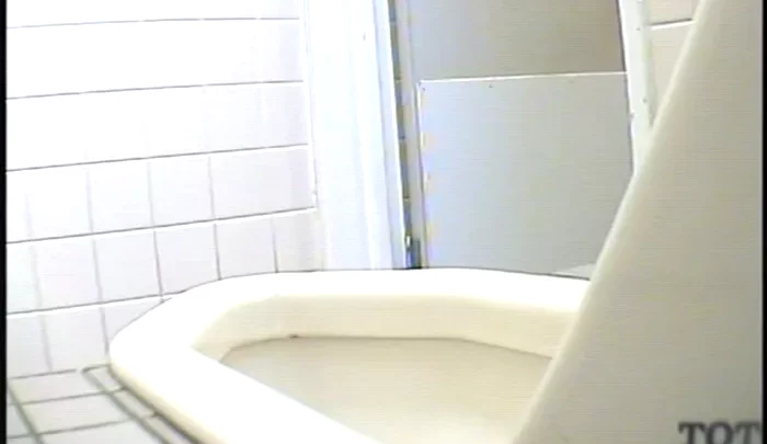 和式トイレ盗撮 16 – 隠しカメラで捉えたトイレ盗撮映像 のスクリーンショット 3