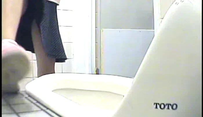 和式トイレの盗撮映像 隠しカメラで覗かれる無防備な女性たち のスクリーンショット 3
