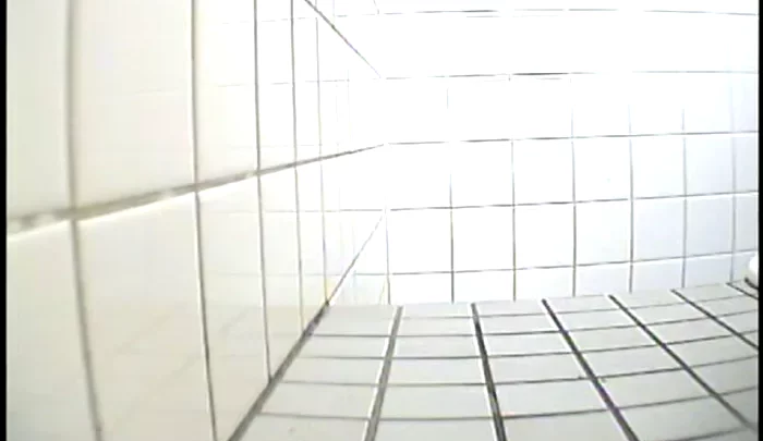 和式トイレの盗撮映像 隠しカメラで覗かれる無防備な女性たち のスクリーンショット 4