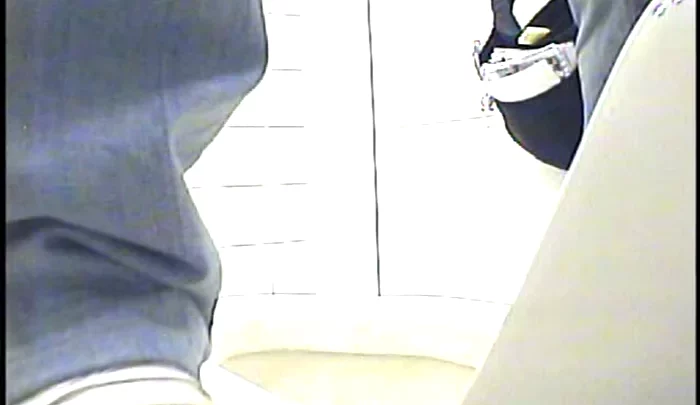 和式トイレ盗撮19 – 隠しカメラで捉えた素人のトイレ盗撮映像 のスクリーンショット 1