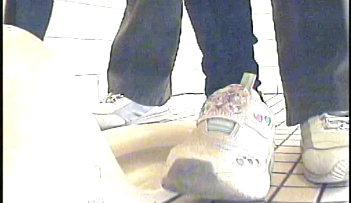 和式トイレ盗撮 隠しカメラで捉えた素顔の瞬間 トイレ盗隠しカメラ映像 のスクリーンショット 1
