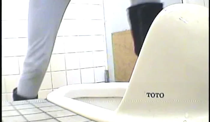 和式トイレ盗撮 隠しカメラで捉えた素顔の瞬間 トイレ盗隠しカメラ映像 のスクリーンショット 3